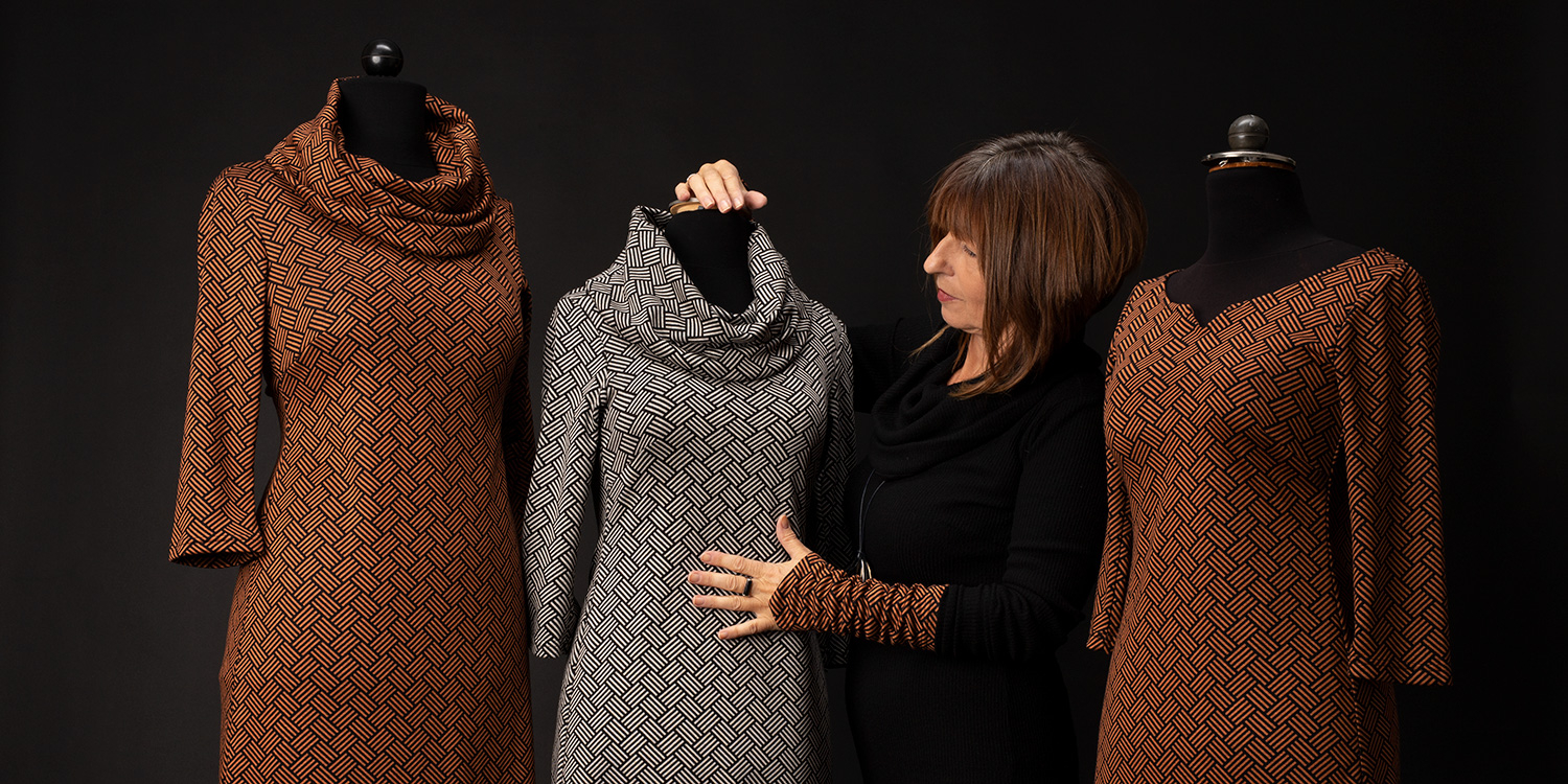 Rotes Kleid im Straßencafé